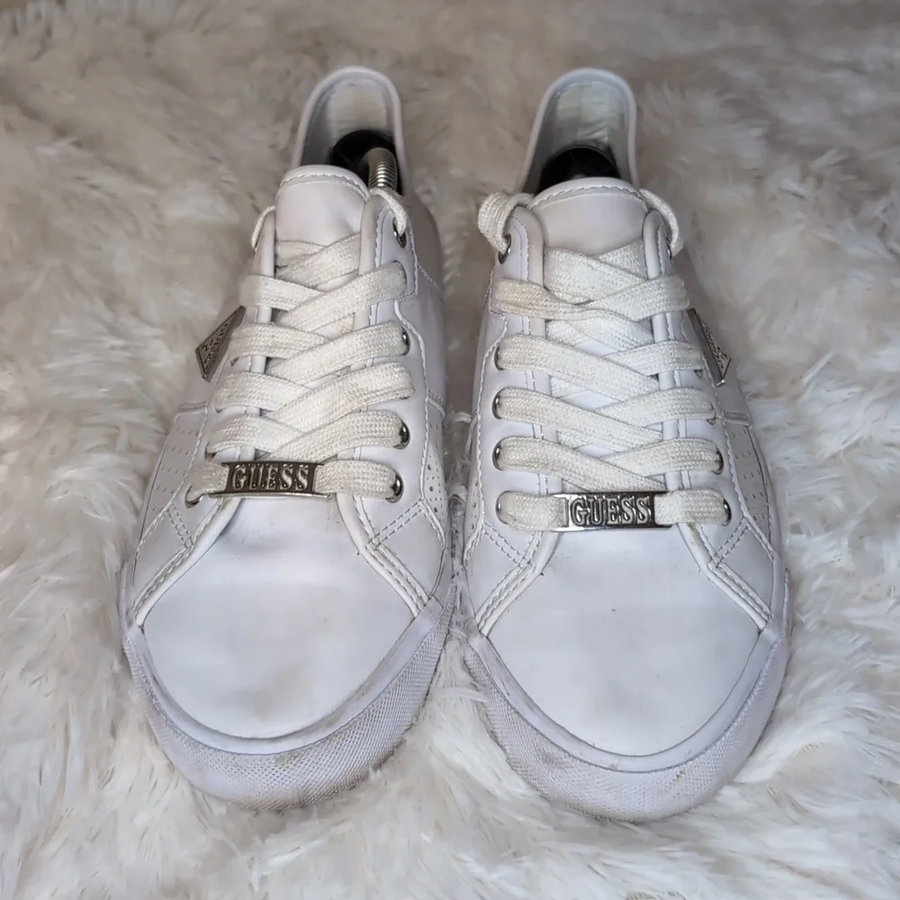 Guess White LEATHER Minimalist Tennis Shoes SZ 7